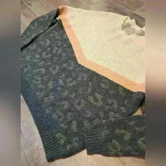 Easel Cheetah Crewneck Sweater - Picture 3 of 6